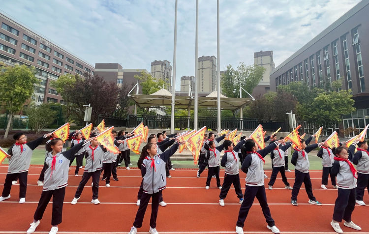 【灵美龙小】争做新时代好队员—龙潭中心小学举行2022级第二批入队仪式_html_m15f1ebc6.jpg