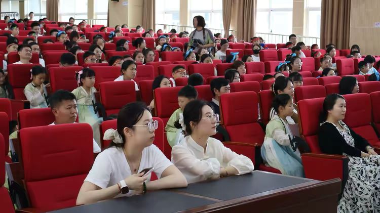 2025.5.22少年凌云志 不负好“拾”光——龙潭中心小学举行三年级十岁成长仪式_html_5711c542.jpg