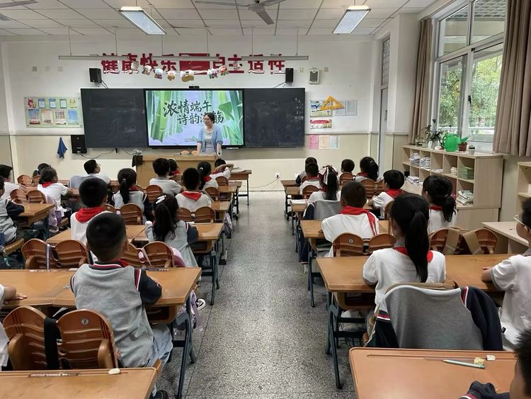 2025.5.29粽香诗韵庆端午 童心传承文化情——龙潭中心小学开展“我们的节日·端午”系列活动_html_m32c05135.jpg
