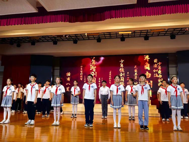 2025.9.29童声颂祖国 薪火永相传——龙潭中心小学开展“红领巾爱祖国”校园朗诵比赛_html_m24162e23.jpg