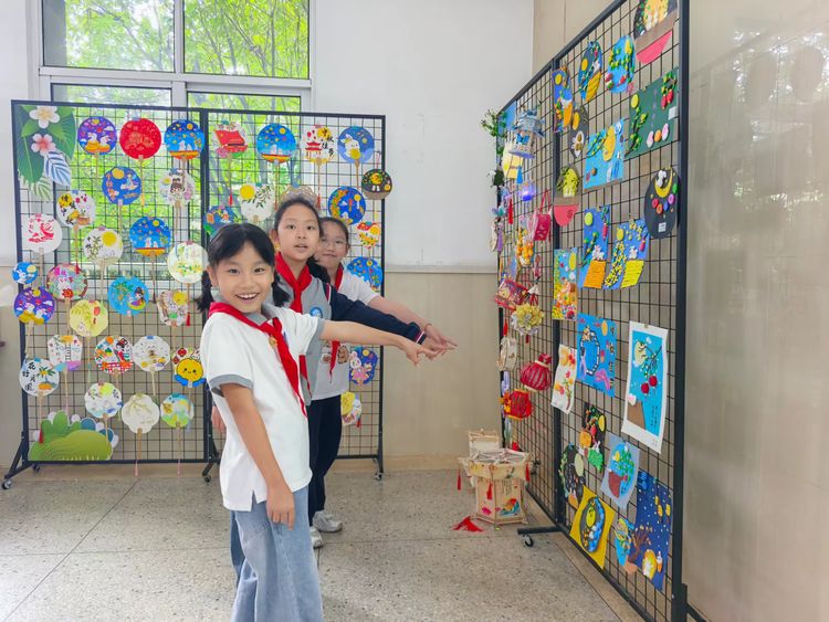 2025.9.30童心筑月 情满中秋——龙潭中心小学开展“我们的节日·中秋”系列活动_html_m1cce138e.jpg