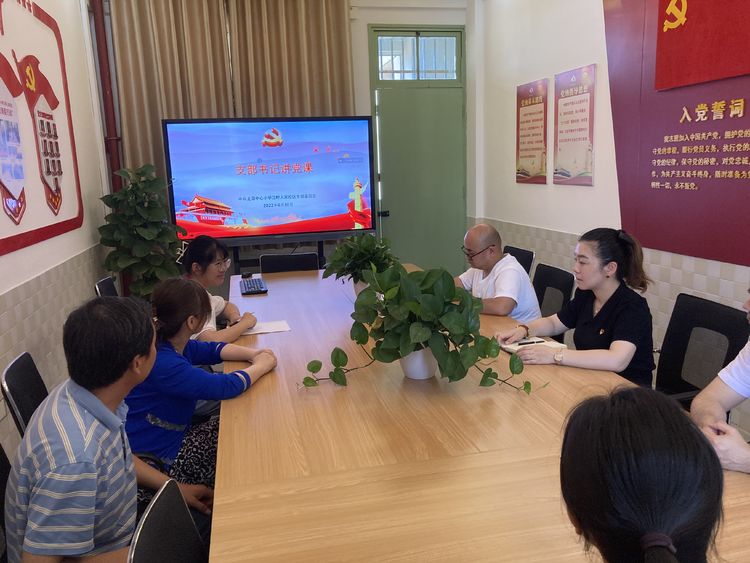 【江畔先锋】党员突击队 铸造中国“心”—龙潭中心小学江畔人家校区组织收看优秀共产党员事迹_html_m3f9e6e9d.jpg