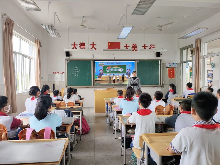 【灵美龙小】开学第一课，送法进校园——龙潭中心小学组织观看《开学法治第一课》_html_6d90d70b.jpg
