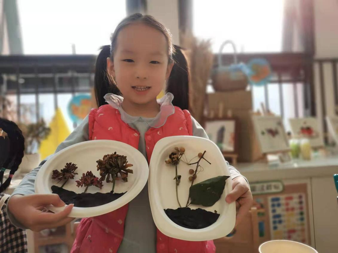【枫香栖幼】寻秋实·爱自然  ——栖霞幼儿园翡翠天域园大一班山林探究活动