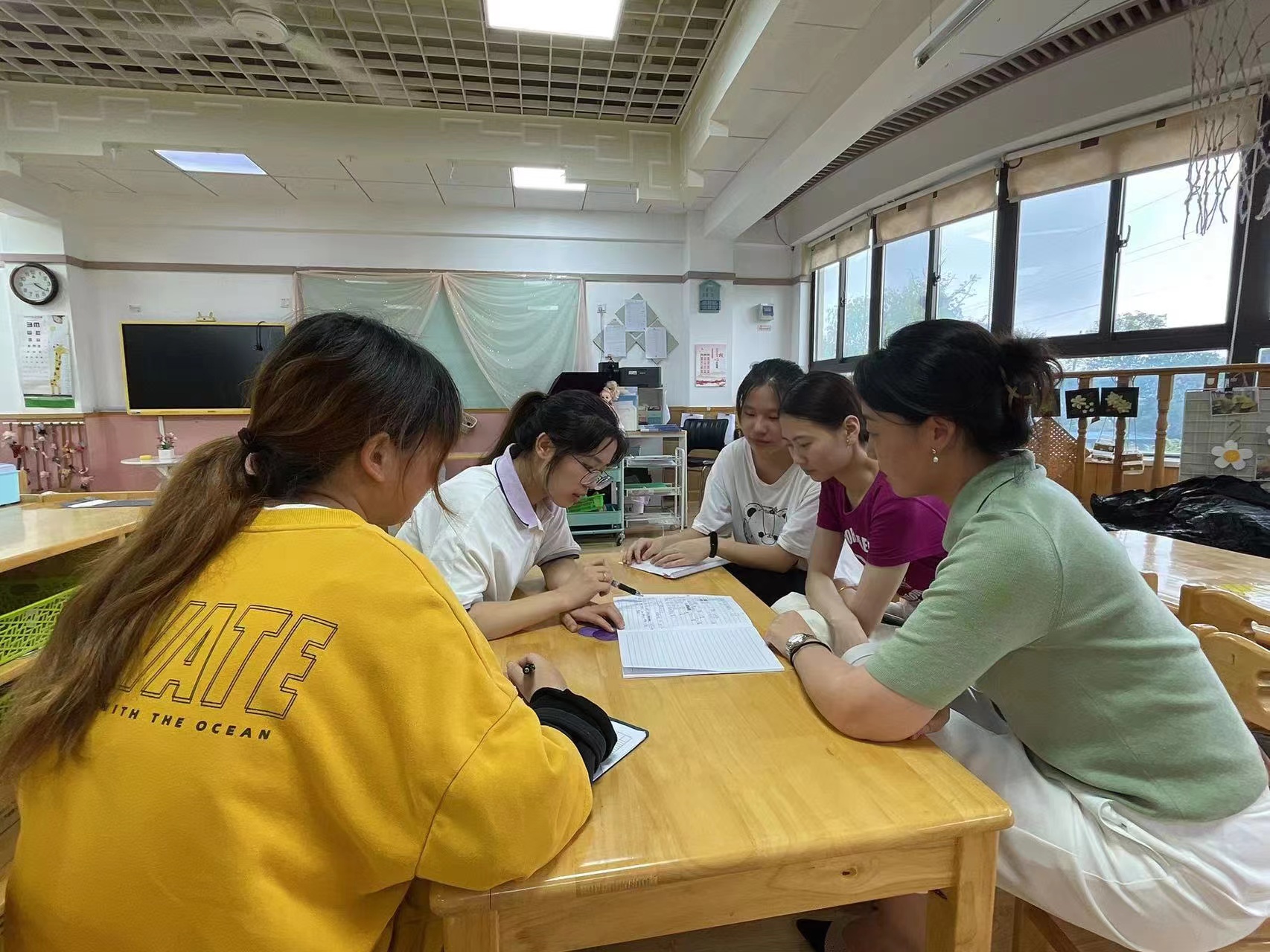 【枫香栖幼】且行 且思 且研  ——栖霞幼儿园五福园小班组课程审议活动之《玩具大家玩》