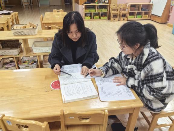 【枫香栖幼】以审议促优化 以研讨助提升  ——栖幼五福园小班《甜甜蜜蜜过新年》课程审议
