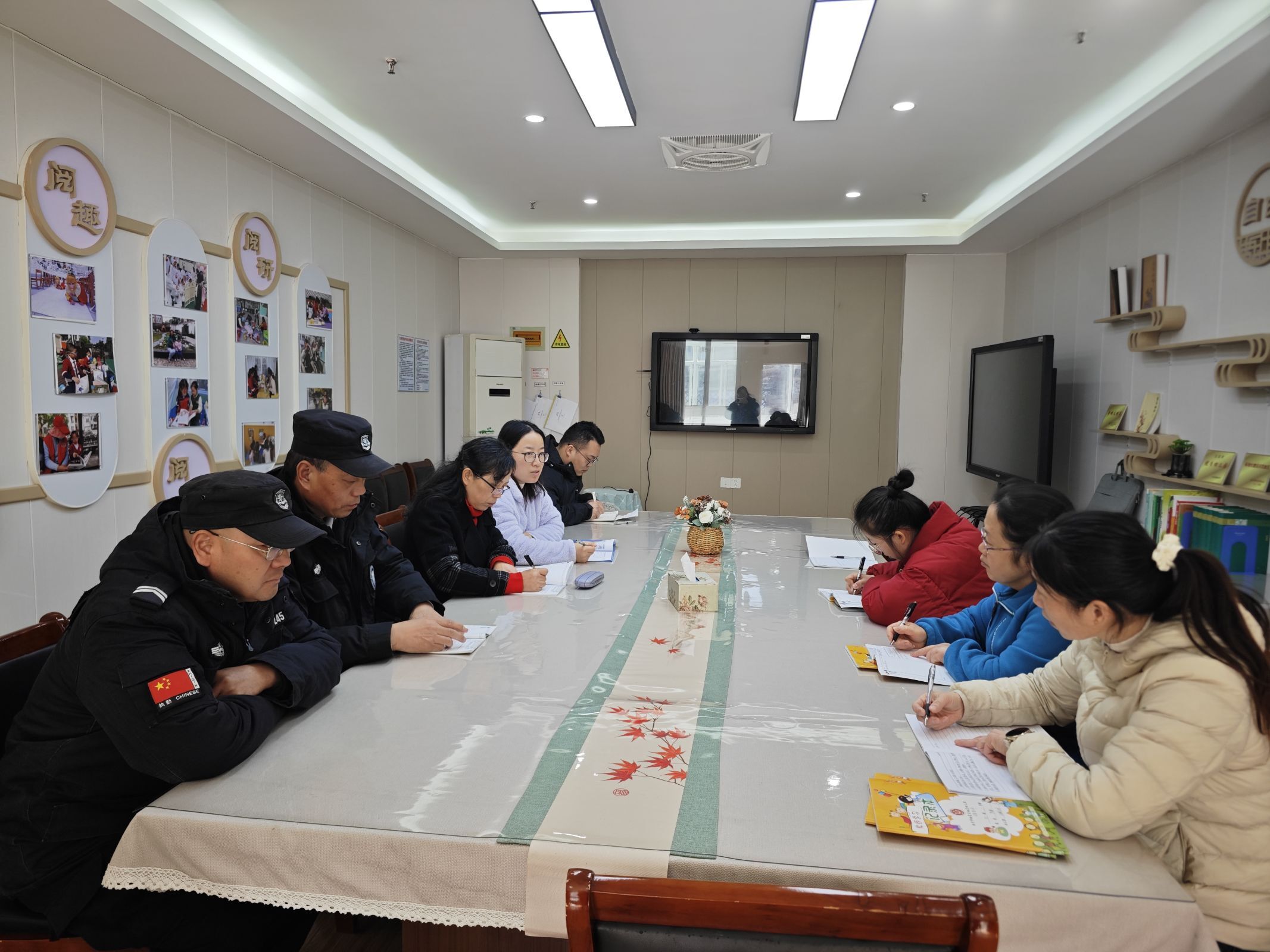 241205以“演”筑防，临“危”不乱--栖幼红枫分园开展防恐防暴安全演练活动 - 副本_html_30d2cf42.jpg