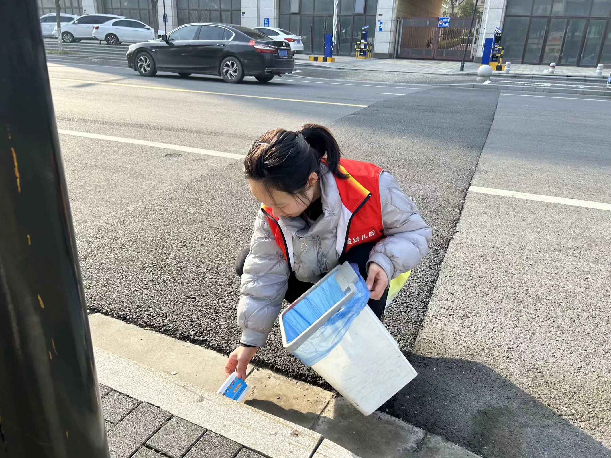 240305三月春风暖人心 雷锋精神伴我行——栖幼石埠湾园“学雷锋”教师志愿者活动_html_m7603cbfa.jpg