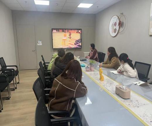 240314研多彩晨锻  促快乐成长——栖霞幼儿园翡翠天悦园晨间锻炼教研活动_html_m415ae2dc.jpg