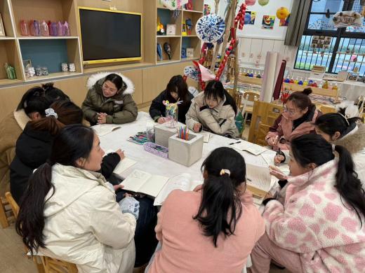 240221聚焦课程审议  推动主题开展——栖霞幼儿园翡翠天悦园小班年级组课程审议活动(1)_html_m30952144.jpg