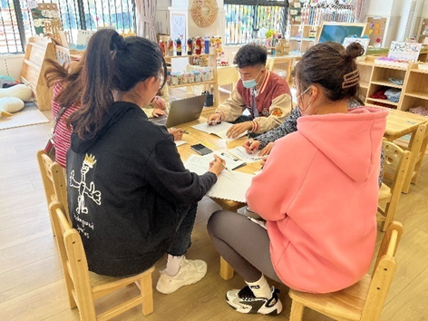 220930 审议始于思 课程施于行——栖霞幼儿园翡翠天悦园小班年级组课程审议活动_html_22d9855a.png