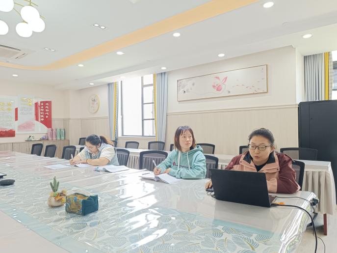 230508教以潜心 研以致远——记栖霞幼儿园石埠湾园课程中心组活动  万紫薇_html_3d867f38.jpg