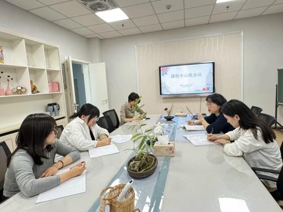 【枫香栖幼】聚集幼儿经验 关注生活实践 ——记栖霞幼儿园翡翠天域园课程中心组社会实践审议活动
