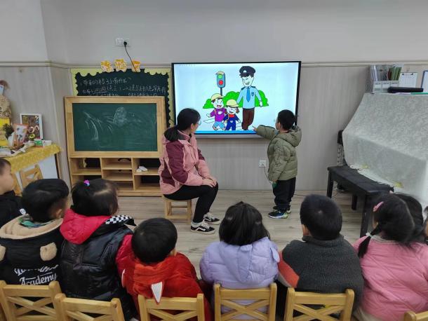 221202宪法在我心 守法伴我行——记栖霞幼儿园石埠湾园宪法知识宣传活动 徐雅仙_html_m6fec033.jpg