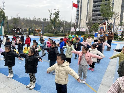 221130自主晨锻 绽放活力——栖霞幼儿园翡翠天悦园晨间锻炼评比活动_html_m5792fd7a.jpg