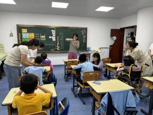 240603情系福利院 爱心伴成长——记栖霞幼儿园师德师风专项志愿者活动暨党员枫彩先锋志愿者活动_html_m3e779987.jpg