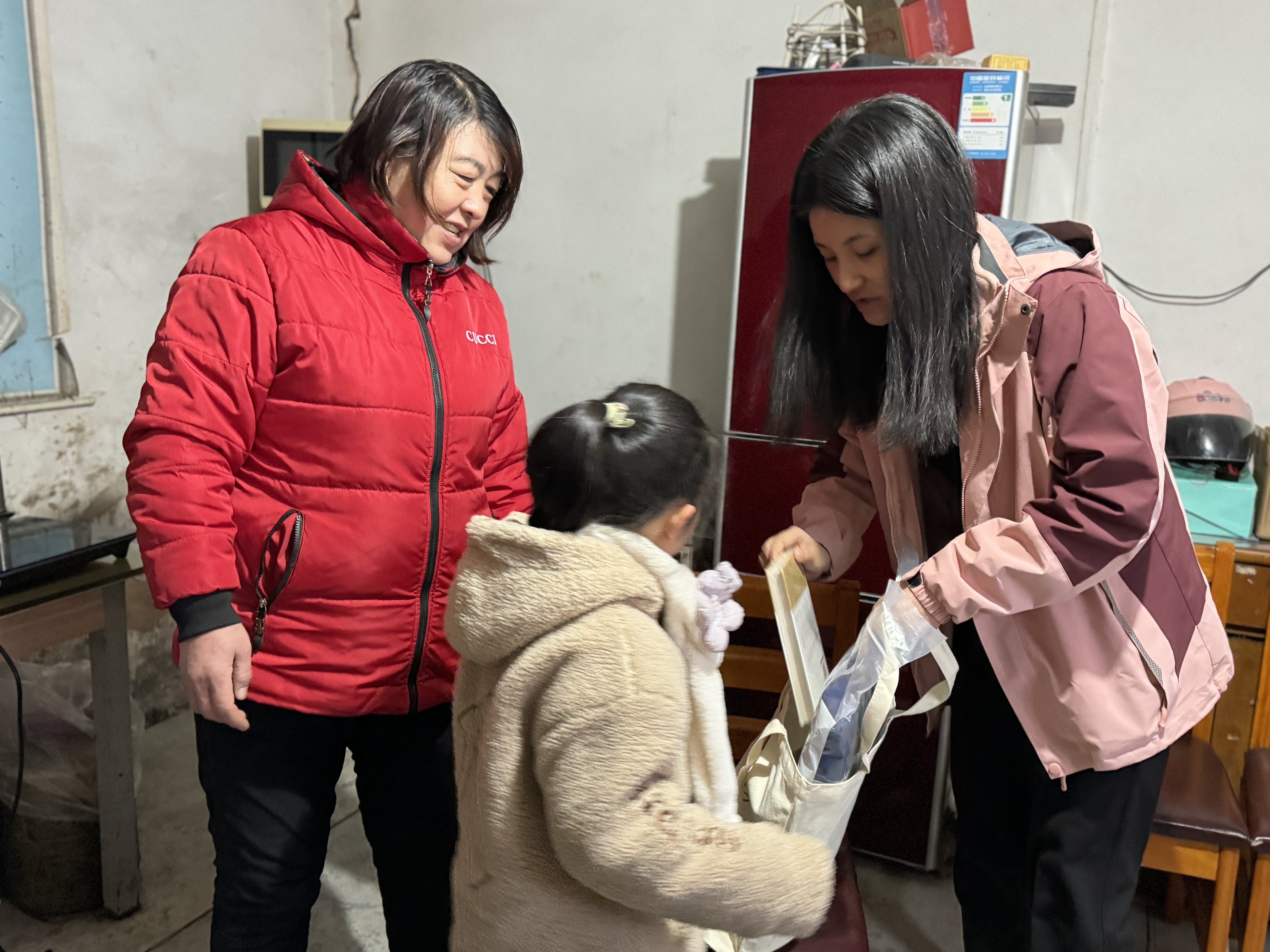 231222践行师德聚力前行  爱心捐赠筑梦启航——栖霞幼儿园师德师风志愿者活动-插照片_html_4fb1885c.jpg