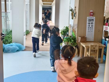 251106筑牢安全防线 守护幼儿成长——栖霞幼儿园云栖园消防安全演练活动 李佳惠_html_6b955807.jpg