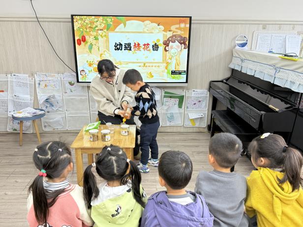 251120桂花飘香润童心 家园携手酿甜蜜——栖霞幼儿园石埠湾园师中班枫味膳食暨家长助教活动_html_7caaa02e.jpg