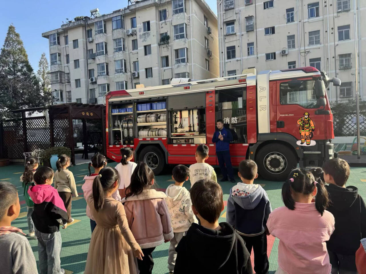 251111筑牢消防墙 安全护成长——记栖霞幼儿园红枫分园消防应急疏散演练活动_html_77511441.jpg