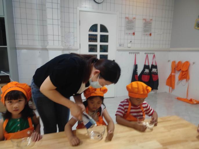 20220612夏日炎炎冰来解  家园共育赢沁甜——记栖霞幼儿园石埠湾园中班家长志愿者活动 万紫薇_html_6d54bb1.jpg