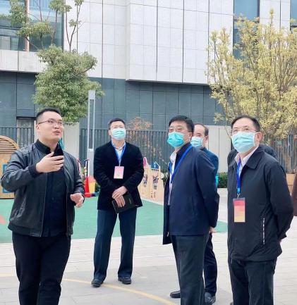 201021携手互助 共同提高——记栖霞幼儿园翡翠天域园园务发展委员会_html_62c232a2.jpg