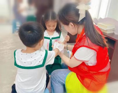220530粽叶飘香 品味端午——记栖霞幼儿园石埠湾园教师志愿者活动 刘彦歆_html_3cf77000.jpg