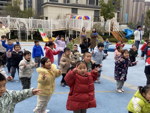 230222阳光早操   快乐启航 —栖霞幼儿园翡翠天悦园早操评比活动_html_m22c6af69.jpg