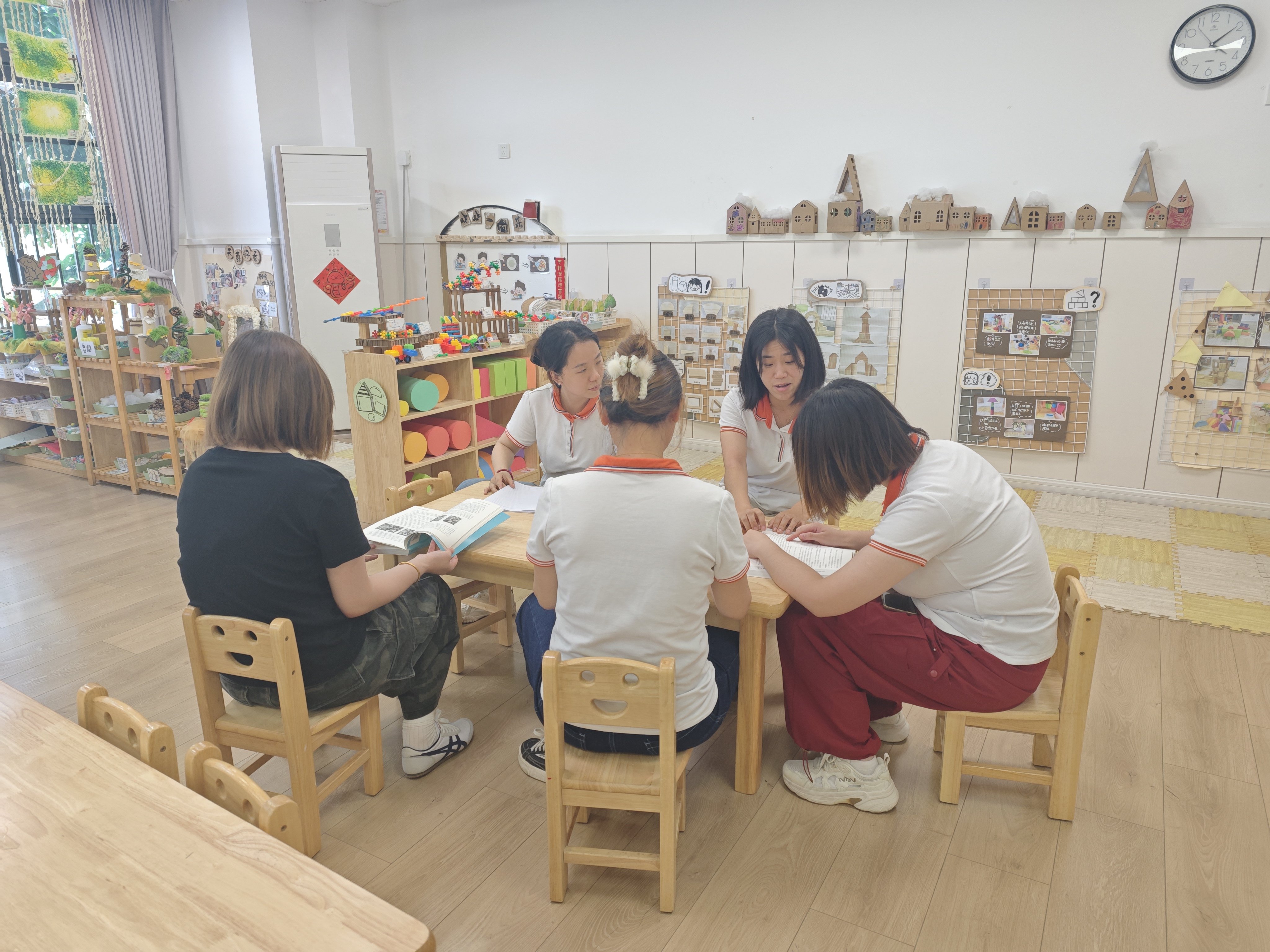 250529深入主题  聚焦审议——栖霞幼儿园翡翠天悦园小班年级组课程审议_html_m2ed4dfb2.jpg