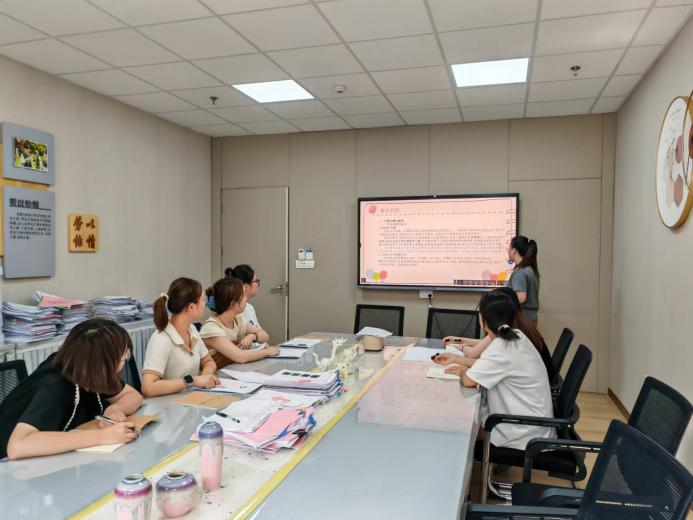240817凝聚合力启新程 和爱共育助成长——栖霞幼儿园翡翠天悦园新生家访培训活动 朱美安_html_5c57156a.jpg