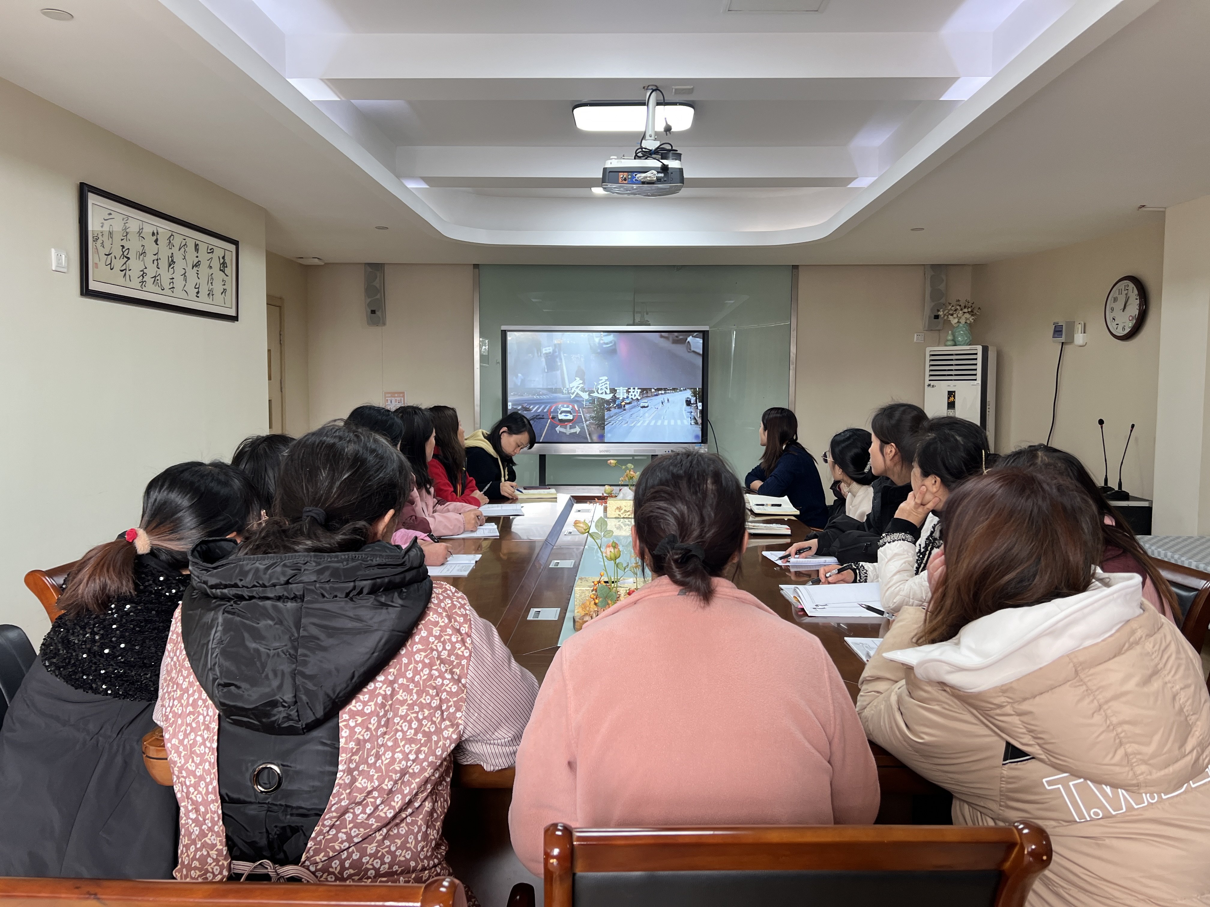 231213强化安全意识 筑牢冬日防线 ——栖霞幼儿园五福园安全工作专项会议及培训_html_m4e4aa4e5.jpg