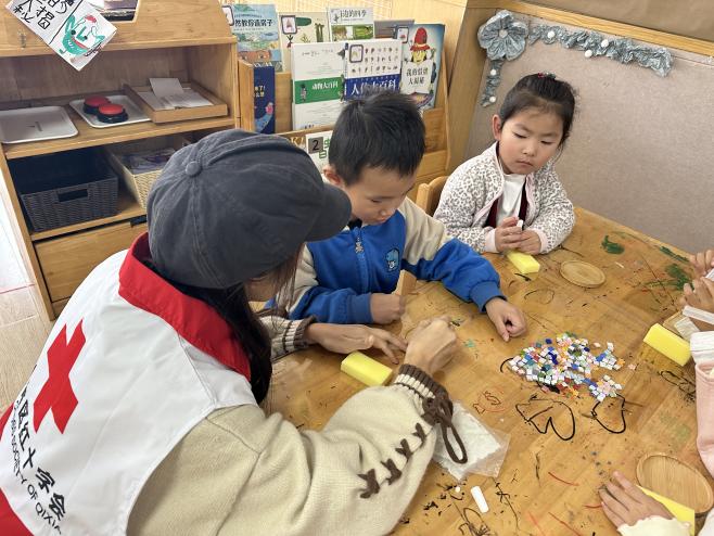 20251022童心制杯垫 创意点童趣 --栖霞幼儿园五福园 大学生进校园活动docx_html_m5cc2501e.jpg