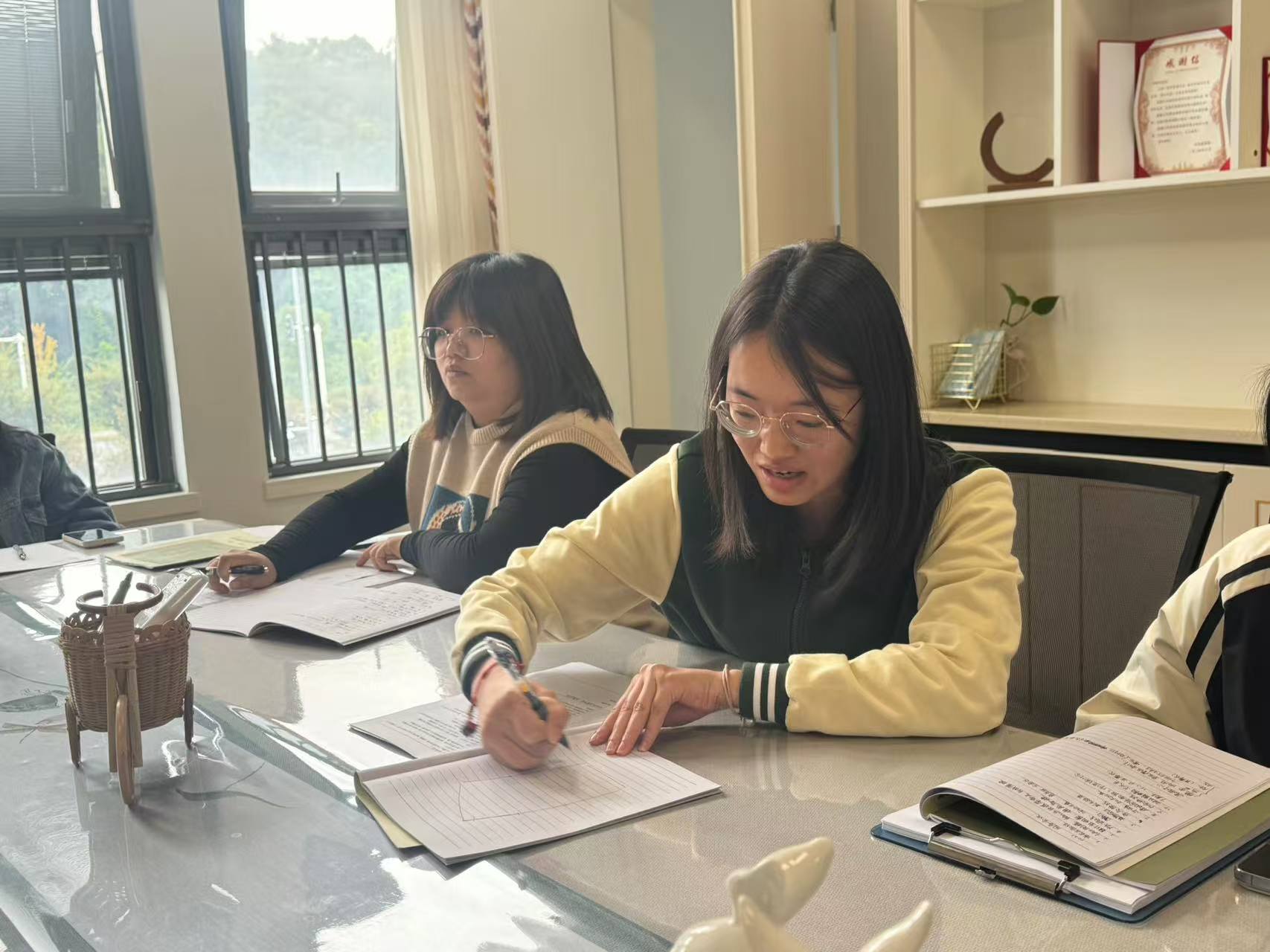 241021“审”而有悟 “议”而前行——栖幼翡翠天域园课程中心组活动_html_6835470d.jpg