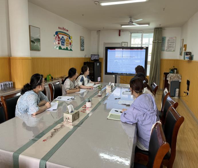 220524深入游戏 研促成长——记栖霞幼儿园红枫园游戏教研组活动（插照片）_html_3b0ca2a4.jpg