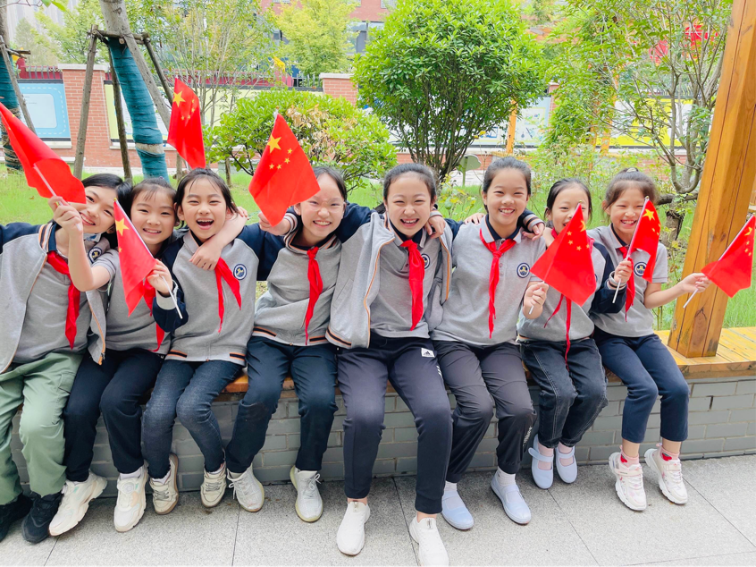 【湖畔光影】喜迎二十大 童心系国防 奋进新时代——记金陵小学（仙林湖校区）国防教育日主题活动_html_1345a706.png