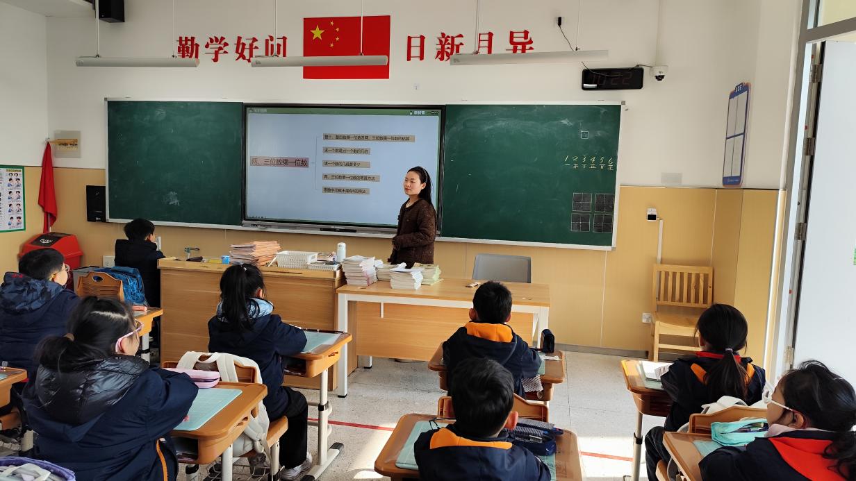 【湖畔·童化课堂】乘法智慧，启迪思维——数学校本研修之课例研讨(245)_html_5eeb6ab7.jpg