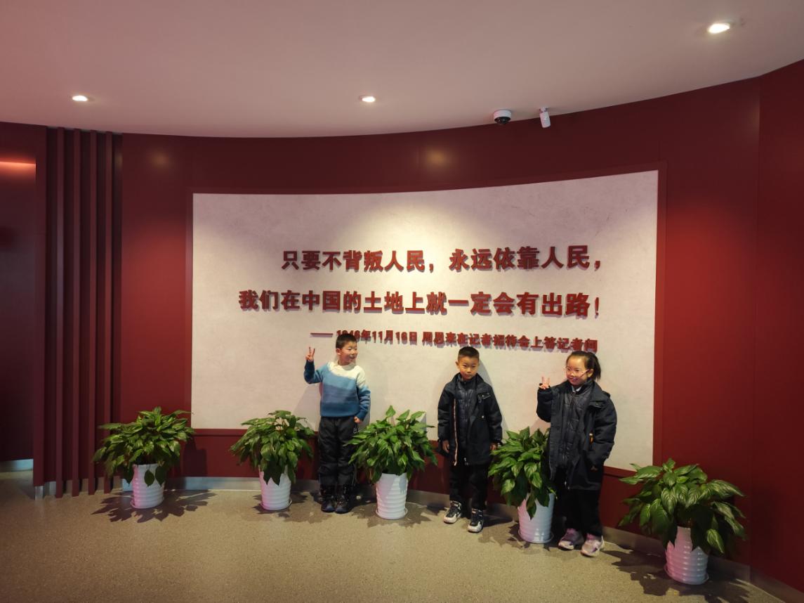 【湖畔·红领巾】红领巾寻访伟大成就（六十九）——奋进新时代，聚力强军梦  一（12）中队寻访纪实_html_m20385610.jpg