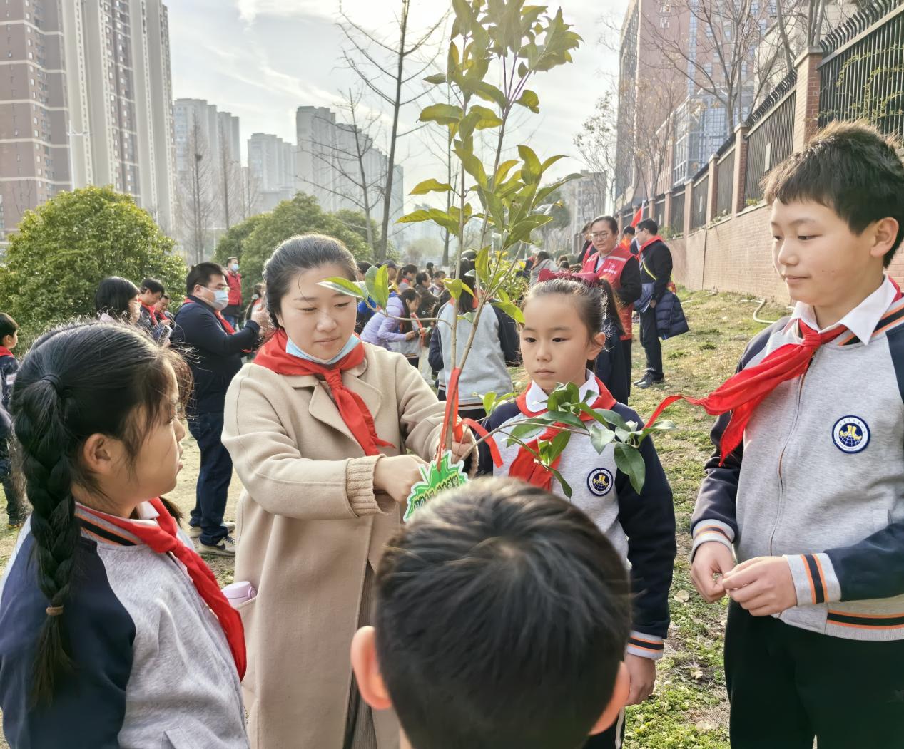 相约春天 共植希望——记金陵小学2024年植树节活动_html_58c04fb.jpg