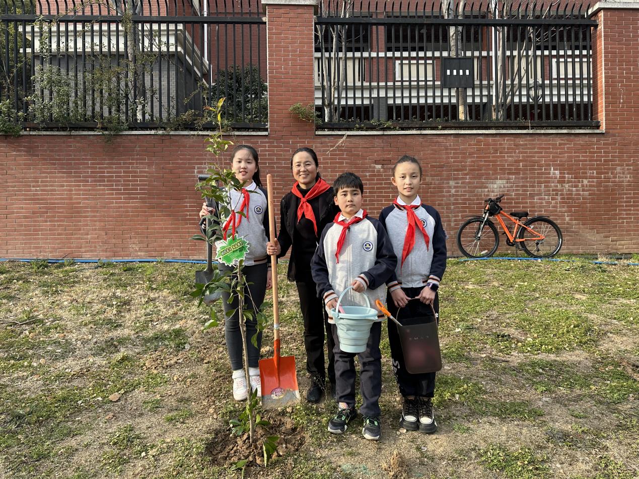 相约春天 共植希望——记金陵小学2024年植树节活动_html_m32571d9f.jpg