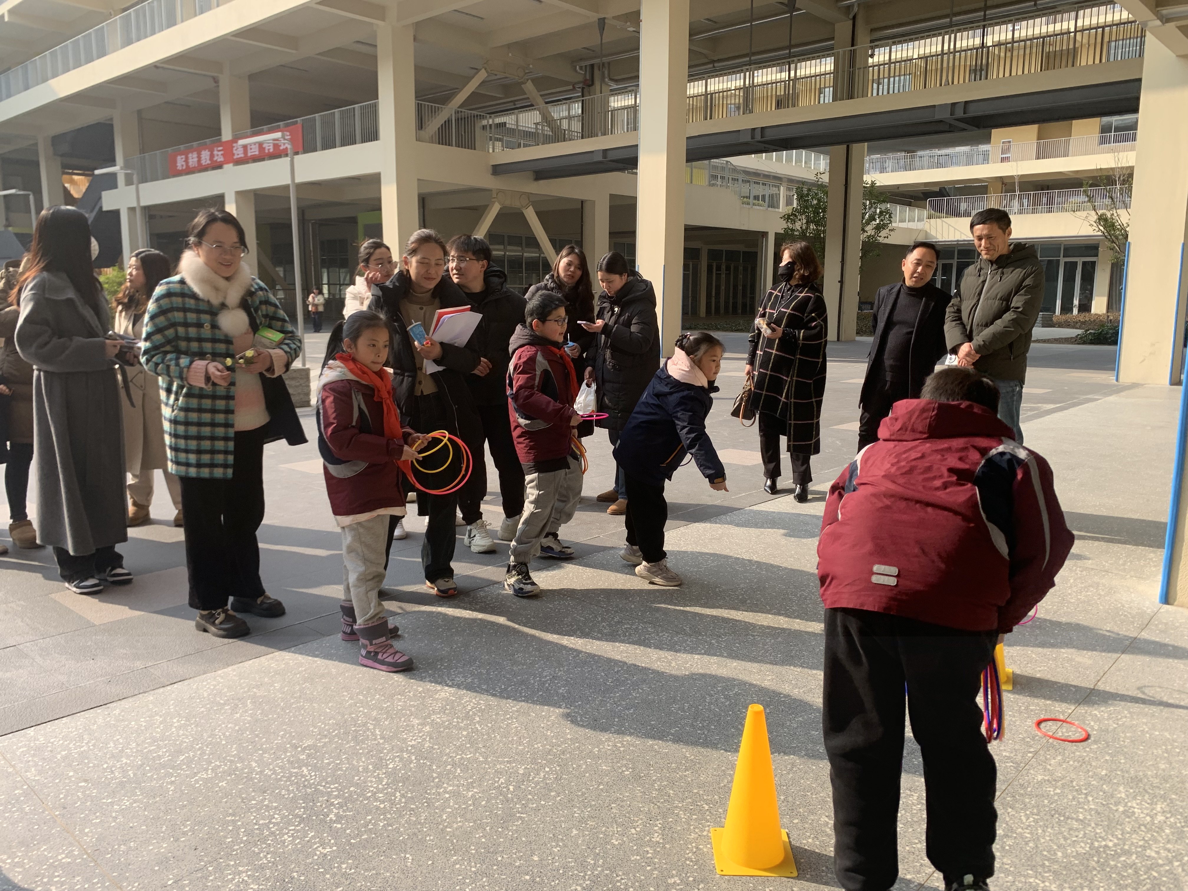 套出欢乐  圈住幸福——南京市金陵小学（仙林湖校区）欢乐套圈活动_html_3fdcb4f2.jpg