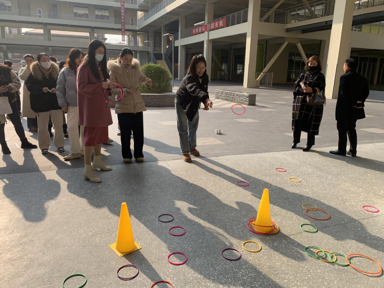 套出欢乐  圈住幸福——南京市金陵小学（仙林湖校区）欢乐套圈活动_html_m481ff29c.jpg