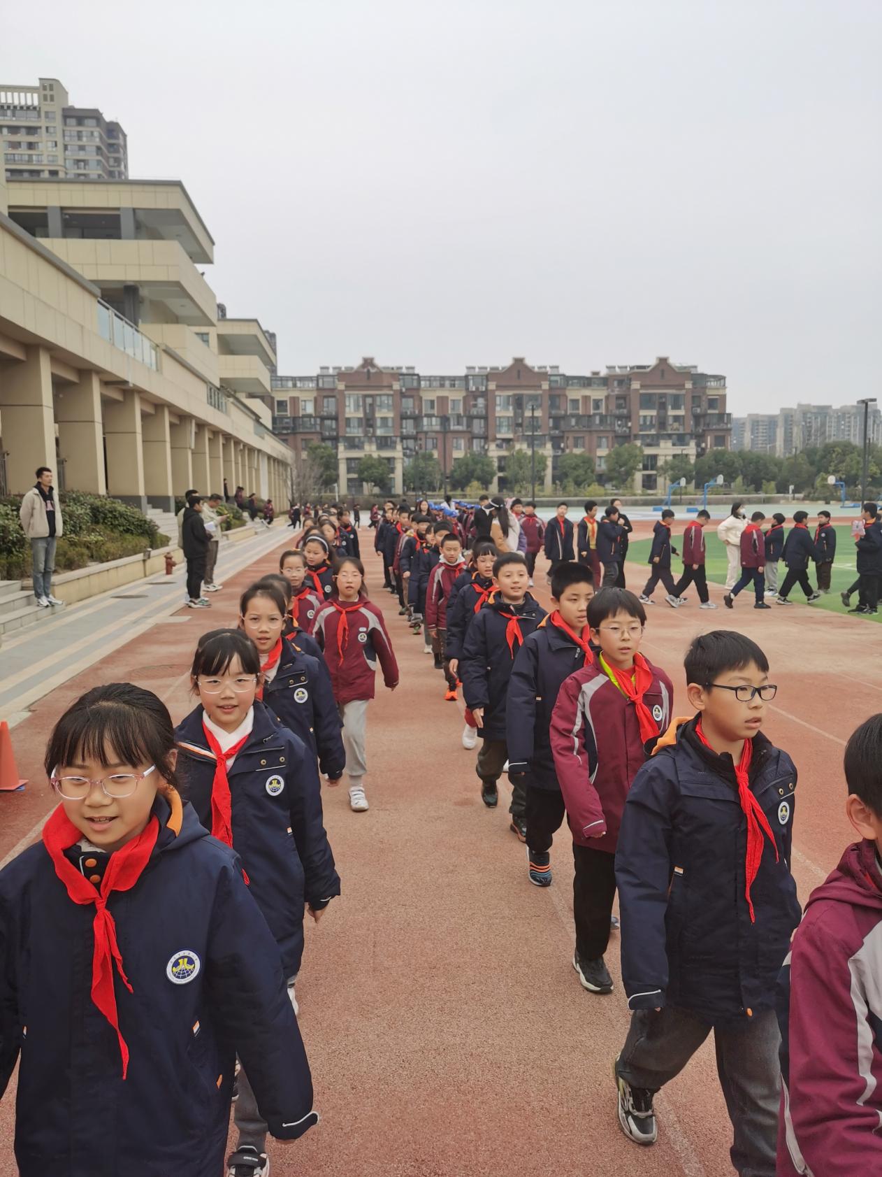 【博学广志】正值青春好韶华，队列队形展风采——金陵小学（广志路校区）开展队列队形及广播操比赛_html_m2a45f341.jpg
