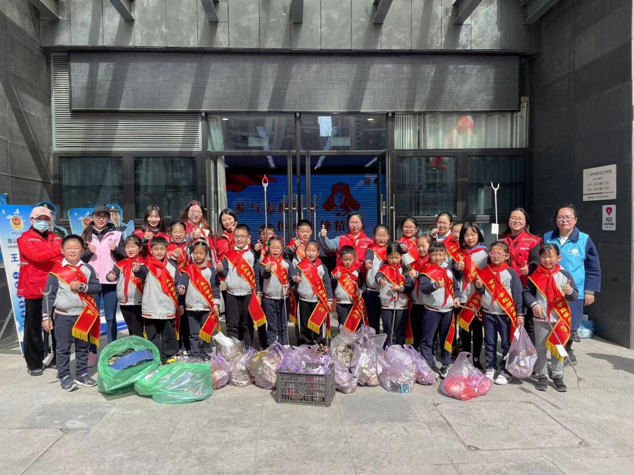 【博学广志】学习雷锋好榜样，携手共护景观河——记林卫云名师工作室与社区联动活动(1)_html_m367b1ca5.jpg