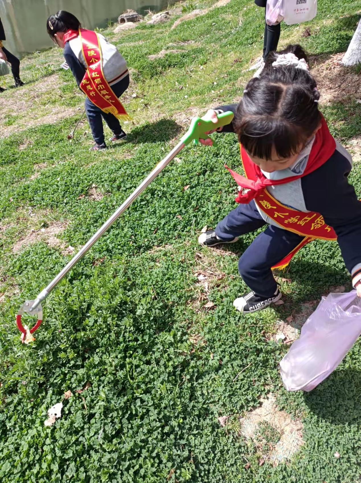 【博学广志】学习雷锋好榜样，携手共护景观河——记林卫云名师工作室与社区联动活动(1)_html_78c507b2.jpg