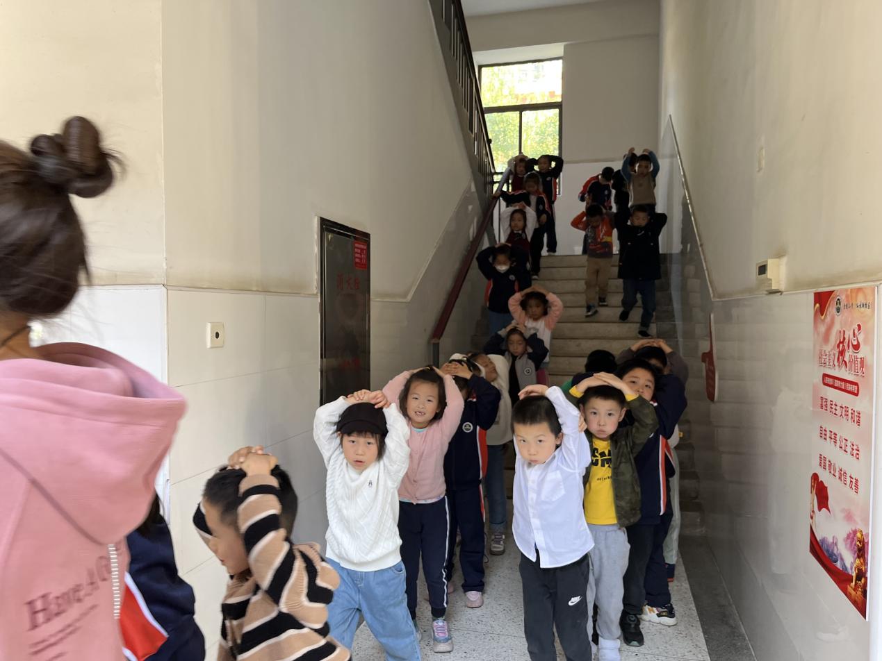 【湖畔·共佑安全】抓常态演练，护平安校园——金陵小学（仙林湖校区）开展地震应急疏散演练活动_html_m22dad35d.jpg