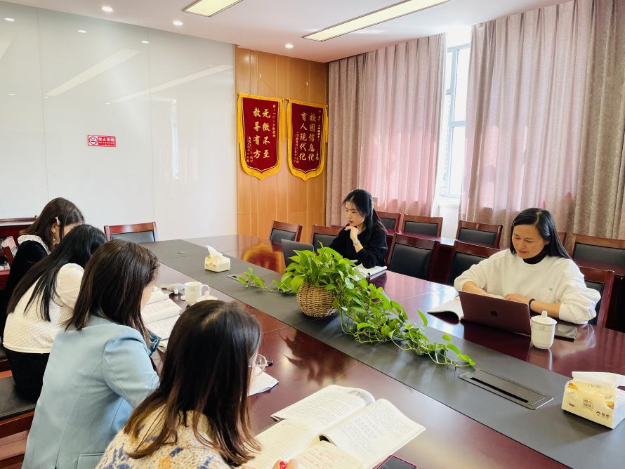 【黄文峰名师工作室】任务群理念下单元学习的设计与实施_html_184336e6.jpg