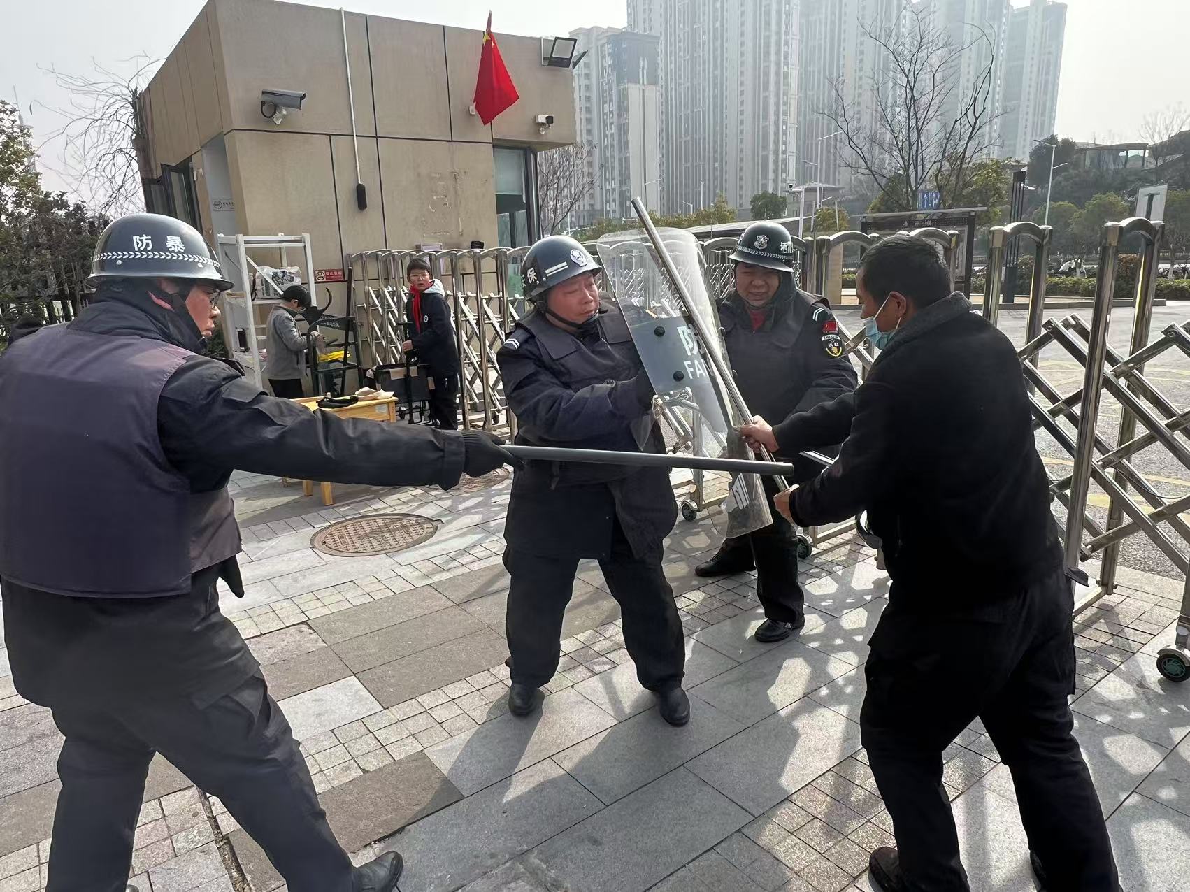 【博学广志】防恐防暴进校园，共筑安全的防线_html_m40e4306f.jpg