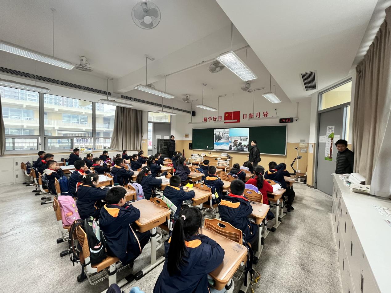 【湖畔•家校共育】有趣的纸飞机（第一期）——二（21）班家长进课堂活动_html_71119ea3.jpg