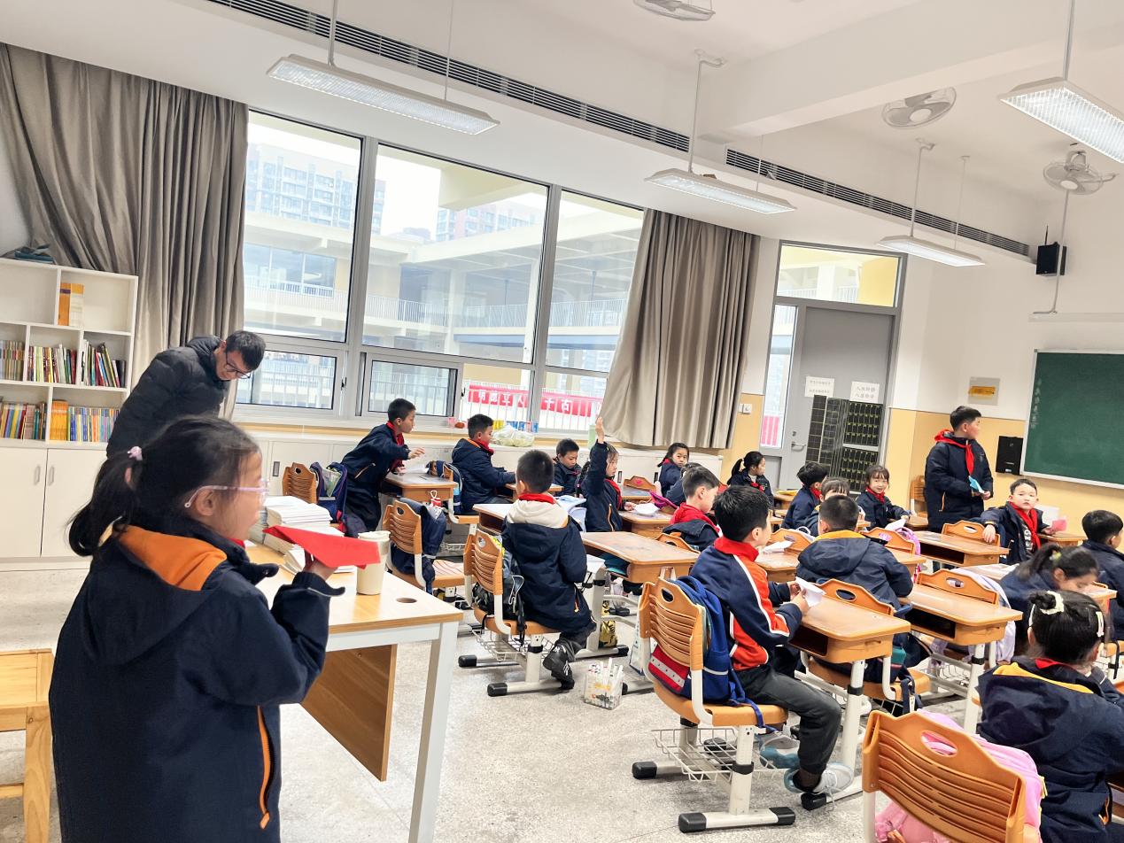 【湖畔•家校共育】有趣的纸飞机（第一期）——二（21）班家长进课堂活动_html_3901494d.jpg