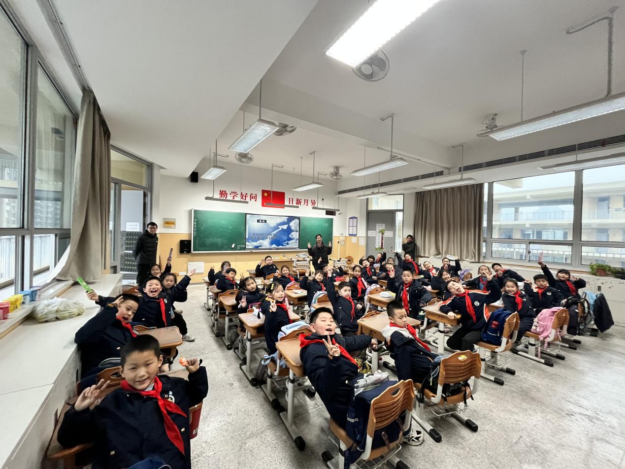 【湖畔•家校共育】有趣的纸飞机（第一期）——二（21）班家长进课堂活动_html_5a2a63bb.jpg